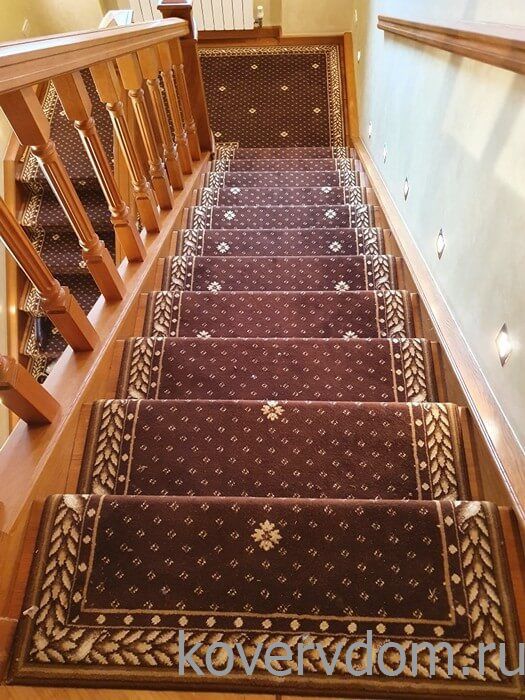 Полушерстяная ковровая дорожка CLASSIC brown с укладкой на лестницу
